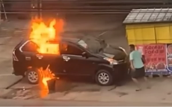 Thumbnail Berita - Viral! Detik-Detik Mobil Bawa 12 Galon BBM Terbakar di Kota Jambi