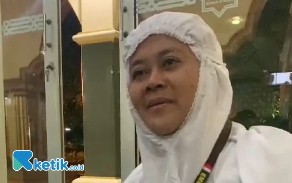 Thumbnail Berita - Sisihkan Uang Rp5 Ribu Perhari, Penjual Kerupuk Probolinggo Naik Haji