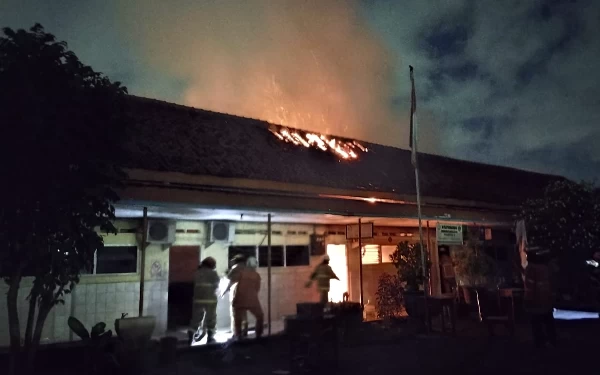 Thumbnail Berita - Korsleting Listrik, 1 Rumah dan Atap Sekolah di Jalan Juwingan Surabaya Terbakar