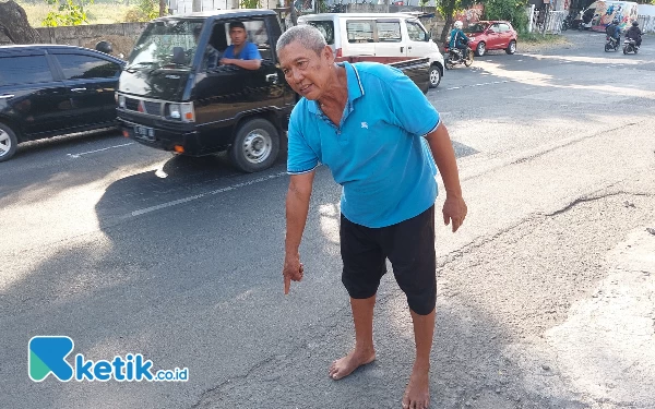 Foto Kusharto menunjukkan lokasi dirinya menemukan bukti dua peluru plastik dari penembak misterius. (Foto: Husni Habib/Ketik.co.id)