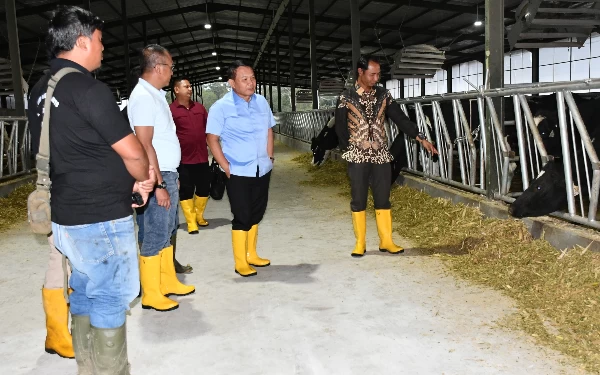 Thumbnail Berita - Eks KSAD dan Pj Bupati Bondowoso Tinjau Peternakan Sapi Perah Hasilkan Ribuan Liter Susu Sehari