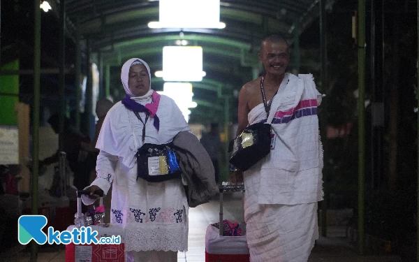Thumbnail Terbang ke Mekah, Jemaah Haji Embarkasi Surabaya Sudah Kenakan Ihram dari Sukolilo