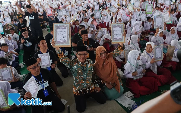 Thumbnail Berita - Ikut Pecahkan Rekor, Bupati Bandung dan Istri Jadi Peserta Gerakan Menulis Al-Qur'an