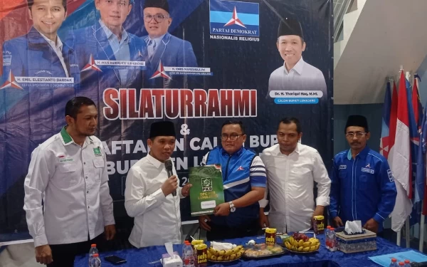 Thumbnail Berita - Serahkan Berkas Pendaftaran ke DPC Demokrat Lumajang, Cak Thoriq Ungkap Komitmen Politiknya