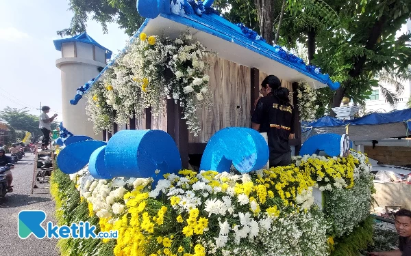 Foto Sejumlah pekerja tampak masih melakukan persiapan akhir untuk mobil hias sebelum gelaran Surabaya Vaganza. (Foto: Husni Habib/Ketik.co.id)