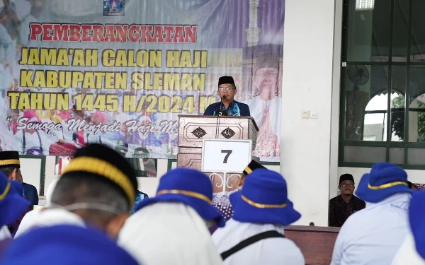 Foto Sekda Kabupaten Sleman Susmiarto mengucapkan selamat kepada para calon 
jemaah haji kloter 54 SOC yang akan diberangkatkan, Minggu (26/5/2024). (Foto: Humas Pemkab Sleman/Ketik.co.id)