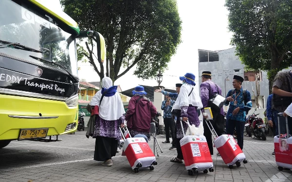 Foto Jemaah haji asal Kabupaten Sleman diberangkatkan menuju Asrama Haji Donohudan, Boyolali dengan menggunakan bus. (Foto: Humas Pemkab Sleman/Ketik.co.id)