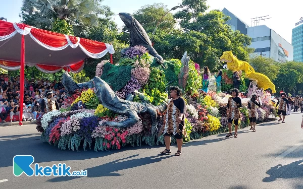 Foto Aneka mobil hias meriahkan Surabaya Vaganza 2024. (Foto: Husni Habib/Ketik.co.id)