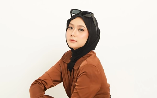 Foto Ines Khoiriyah, Top 5 Putri Hijabfluencer Jabar 2024 saat mengenakan kaca mata (Foto: dok. pribadi)