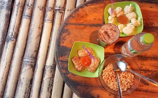 Foto Salah satu sajian makanan Waroenk Andya, lumpia kulit tahu, cireng nasi, es cokelat, dan mie instan (Fatimah/Ketik.co.id)