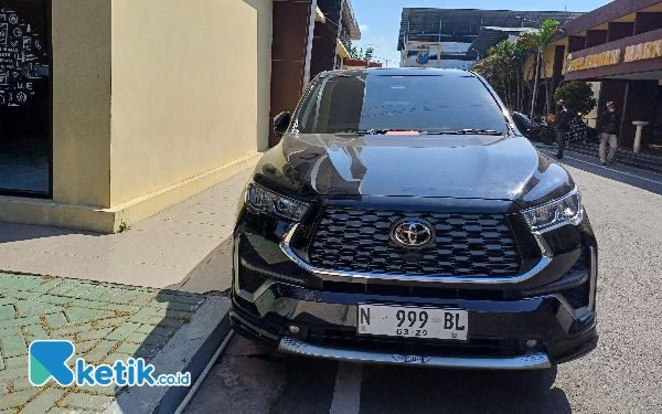 Foto Mobil yang digunakan pelaku untuk menembaki di Tol Waru dan Wiyung, Senin (27/5/2024). (Foto: Khaesar/Ketik.co.id)