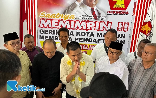 Foto Kiagus Firdaus mengatupkan kedua tangannya dan meminta doa restu serta dukungannya sebagai Calon Wakil Wali Kota Madiun pendamping Maidi saat mendaftar di DPC Partai Gerindra Kota Madiun. (Foto: Naufal/Ketik.co.id)