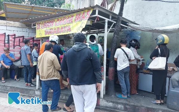 Foto Keramaian pembeli yang mengantri untuk membeli es legen Cakar Mas. (Foto: Husni Habib/Ketik.co.id)