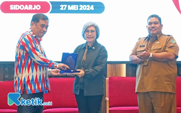 Foto Setya Budi Arijanta memberikan suvenir kepada Indah Kurnia dan Edi Kurniadi di Hotel Fave Sidoarjo pada Senin (27/5/2024). (Foto: Istimewa)