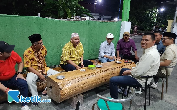 Foto Abah Ngedi Trisno saat berdiskusi dengan Kiagus Firdaus, didampingi Ketua PP Kota Madiun Yayat Prawirasumantri. (Foto: Naufal/Ketik.co.id)