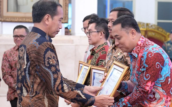 Thumbnail Berita - Wali Kota Surabaya Terima Penghargaan SPBE dari Presiden Joko Widodo