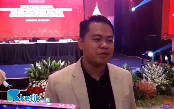 Foto Ketua KPU Jatim, Aang Kunaifi saat ditemui usai melakukan rapat pleno di Hotel Shangri-La Surabaya, Selasa (28/5/2024). (Foto: Khaesar/Ketik.co.id)
