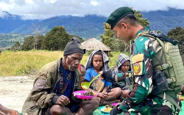 Thumbnail Potret Kedekatan TNI dengan Masyarakat Papua Lewat Makan Bersama