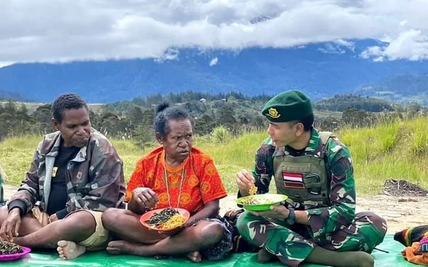 Foto Momen makan bersama TNI dan masyarakat Eromaga (Foto: dok. Puspen TNI)