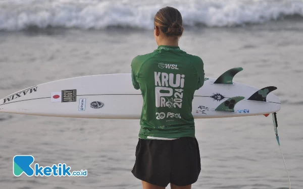 Foto Atlet Surfing Pro Junior Women Lakukan Persiapan, Selasa (28/5/2024). (Foto: Andriego/Ketik.co.id)