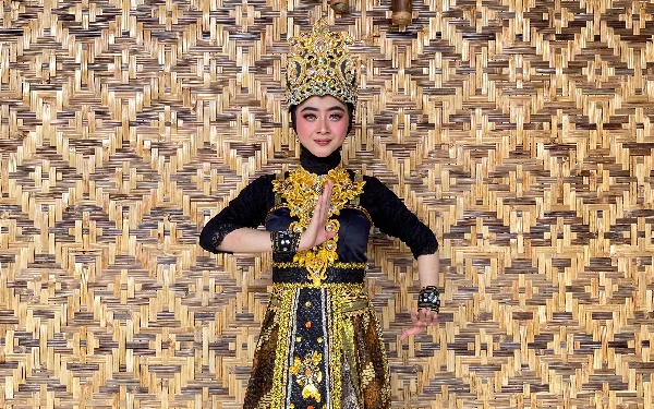 Foto Nela Dahlia saat mengenakan pakaian adat (Foto: dok. pribadi)