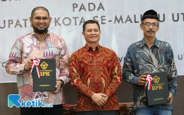 Foto Bassam Kasuba dan Muhlis Jafar Berpose Bersama (Foto Alif Budiman For Ketik.co.id)