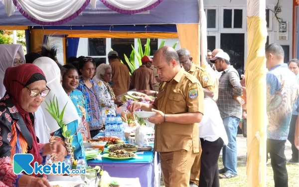 Foto Sekda Donald. R. Wakum saat mencicipi makanan di kegiatan Culinary Taste di Kaimana (foto Humas Pemkab Kaimana/Ketik.co.id)