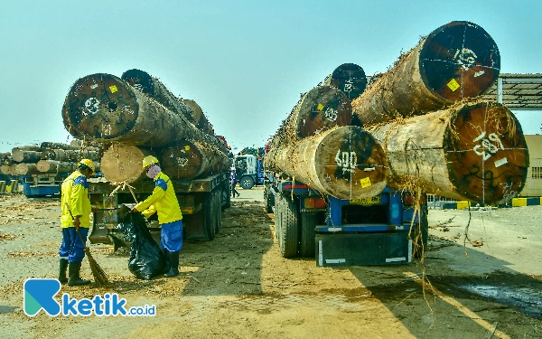 Foto WUJUD TRANSFORMASI: Dua pekerja kebersihan mengenakan Alat Pelindung Diri (APD) lengkap di Terminal Pelabuhan Dalam SPMT Tanjung Emas Semarang, Rabu (22/5/2024). (Foto: Achmad Fazeri/Ketik.co.id)