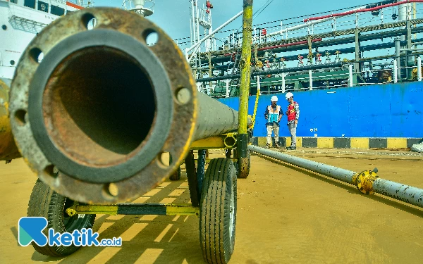 Foto KONTROL BONGKAR MUAT: Pekerja dengan Alat Pelindung Diri (APD) lengkap mengontrol aktivitas bongkar muat methanol di Terminal Samudera 2 SPMT Branch Tanjung Emas Semarang, Rabu (22/5/2024). (Foto: Achmad Fazeri/Ketik.co.id)