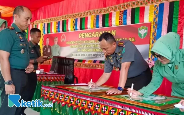 Foto Penulisan Pesan dan Kesan oleh Komandan Korem 012/TU dan Ibu Ketua Koorcab Rem 012/TU