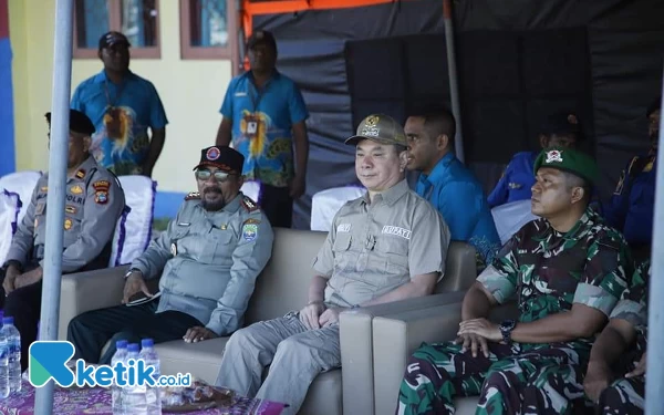 Foto Bupati Freddy Thie dengan para undangan saat menghadiri apel kesiapsiagaan bencana di stadion Triton Kaimana (foto humas pemkab Kaimana/Ketik.co.id)