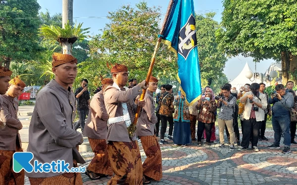 Thumbnail Panji Kota Surabaya memasuki area peringatan Hari Jadi Kota Surabaya. (Foto: Husni Habib/Ketik.co.id)