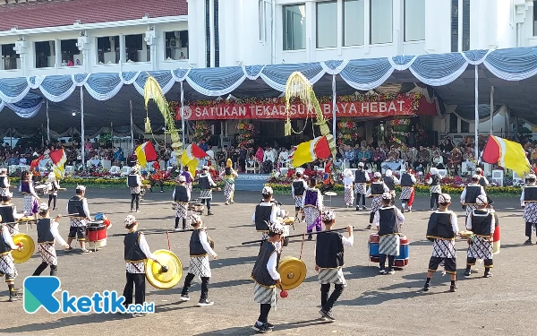 Thumbnail Pertunjukkan musik patrol dari para siswa SD Surabaya. (Foto: Husni Habib/Ketik.co.id)