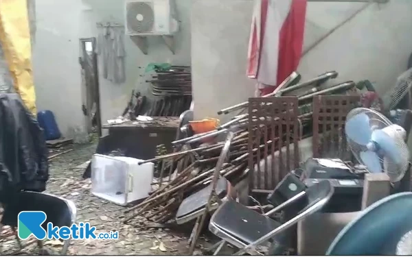 Foto Halaman belakang kantor Bawaslu Sidoarjo ditempati tumpukan barang bekas. Jika hujan banyak genangan air. (Foto: Fathur Roziq/Ketik.co.id)