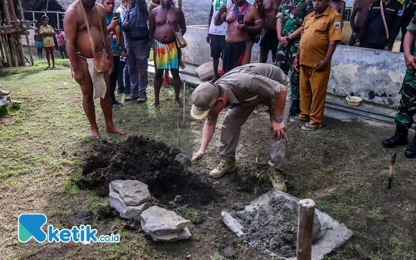 Foto Bupati Freddy Thie saat melakukan peletakan batu pertama Monumen adat suku kuri di kampung Gusimawa Kaimana (foto humas pemkab Kaimana/Ketik.co.id)