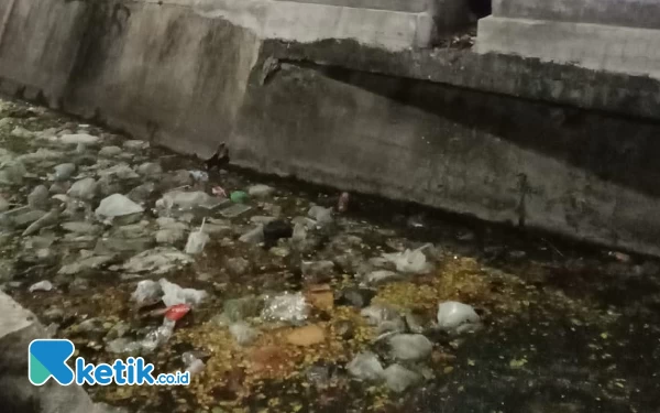 Thumbnail Berita - Selokan Seberang Masjid Nasional Al-Akbar Surabaya Penuh Sampah Plastik dan Bau Tak Sedap