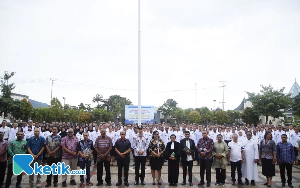 Foto Bupati Freddy Thie foto bersama dengan para penerima SK PPPK di halaman kantor bupati Kaimana (foto humas pemkab Kaimana/Ketik.co.id)