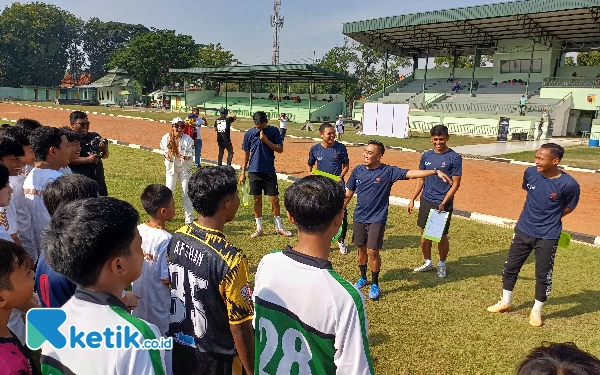 Foto Founder PT AKA Entertaimen Indonesia Asrilia Kurniati melihat langsung Rendi Irwan saat memberikan instruksi kepada peserta coaching clinic di Lapangan Brawijaya, Sabtu (1/6/2024). (Foto: Khaesar/Ketik.co.id)