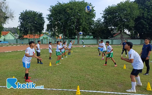 Thumbnail Berita - Peduli Kemajuan Sepakbola Usia Dini, Sosialita Surabaya Ini Gelar Coaching Clinic