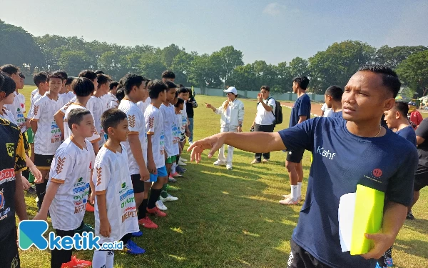 Foto Oktavianus Fernando terlihat mengatur peserta untuk berbaris, Sabtu (1/6/2024). (Foto: Khaesar/Ketik.co.id)