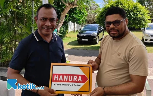 Thumbnail Berita - Sah! DPP Partai Hanura Berikan Surat Rekomendasi ke Bacagub Papua Barat Daya Abdul Faris Umlati
