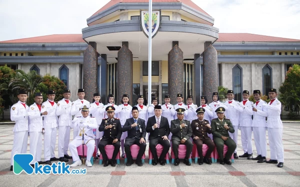 Foto Bupati Freddy Thie foto bersama forkopimda kegiatan harlah Pancasila di halaman kantor bupati Kaimana (foto humas pemkab Kaimana/Ketik.co.id)