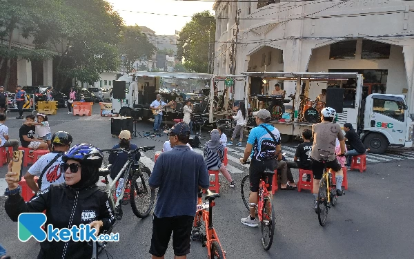 Foto Aksi Jazz No Tunjungan menjadi hiburan tersendiri bagi masyarakat di CFD di Jalan Tunjungan, Minggu (2/6/2024). (Foto: Khaesar/Ketik.co.id)