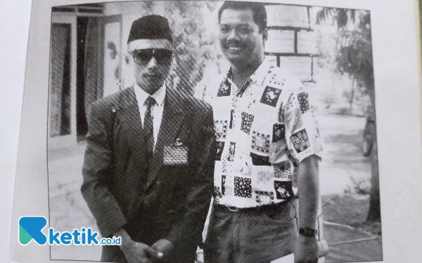 Foto Choirun Nasichien bersama H. Thosin, pengusaha tambak asal Surabaya yang akhirnya membiayainya berangkat haji pada 1994. (Foto: Repro Buku 'Haji Kok Nunut')