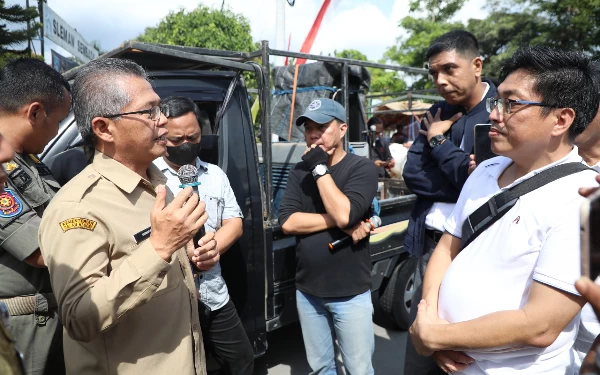 Foto Sekda Sleman Susmiarto (kiri/pegang mic) saat menemui para pendemo. (Foto: Humas Pemkab Sleman/Ketik.co.id)