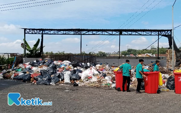 Thumbnail Berita - Pedagang Keluhkan Tumpukan Sampah Pasar Induk Among Tani Kota Batu