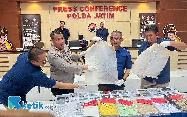 Foto Kabid Humas Polda Jatim Kombes Pol Dirmanto menunjukkan barang bukti, Rabu (5/6/2024). (Foto: Khaesar/Ketik.co.id)