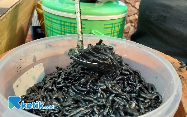 Foto Wafna dawet yang hitam karena terbuat dari jerami bakar. (Foto: Husni Habib/Ketik.co.id)