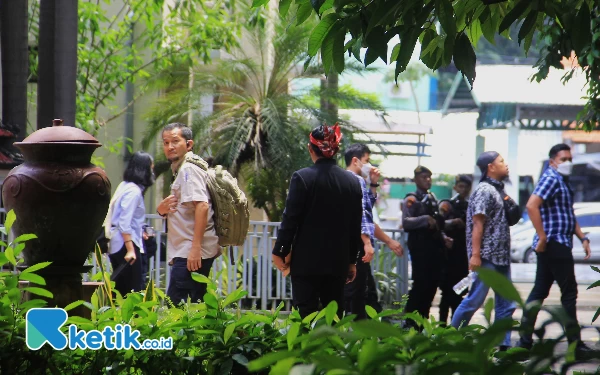 Foto Penggeledahan Rumah Dinas Bupati Sidoarjo oleh petugas KPK di Jalan Cokronegoro pada Rabu, 31 Januari 2024. (Foto; Fathur Roziq/Ketik.co.id)