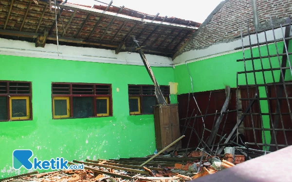 Foto Puing-puing bangunan masih berserakan di dalam kelas SDN Waru Beron, Balongbendo, Sidoarjo. (Foto: Fathur Roziq/Ketik.co.id)